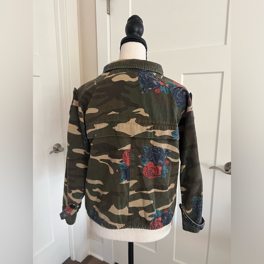 Cropped asymmetric zipper camouflage jacket with roses - Picture 3 of 5